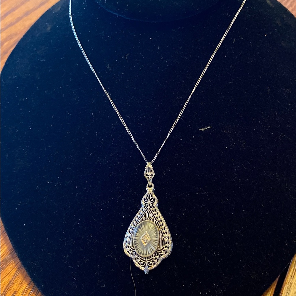 Elegant 10K Gold Filigree Pendant - Picture 3 of 4